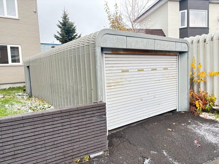 ≪車庫≫
シャッター付き車庫でお車を雨・雪などから守ってくれます。