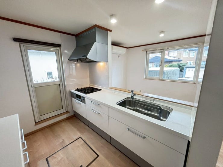 ≪キッチン≫
白を基調とした明るいキッチン。オープンキッチンでリビングを見渡しながら家事ができます。