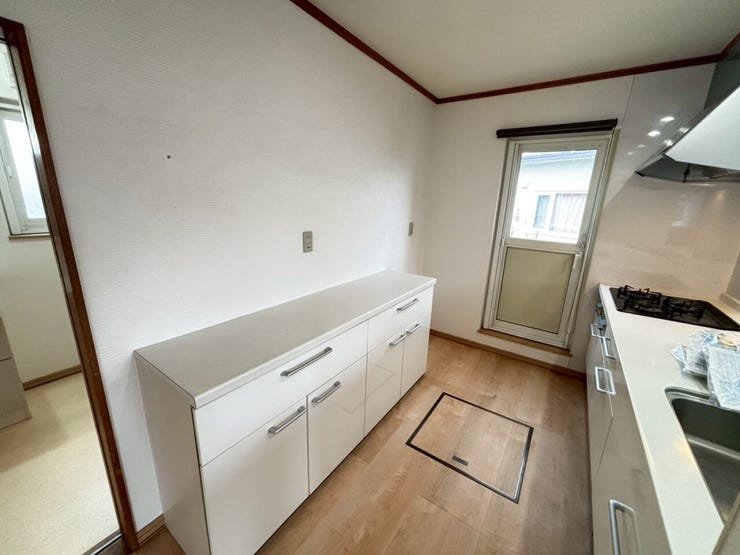 ≪キッチン≫
背面収納もあり、調理スペースに余裕ができます。