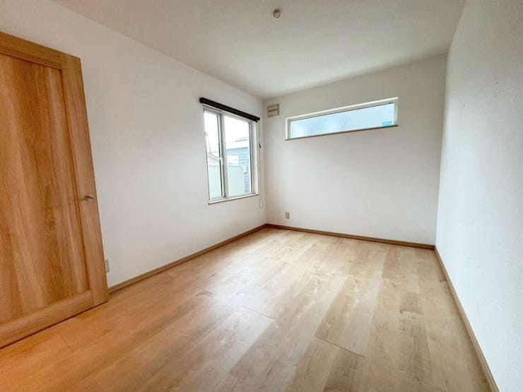 ≪洋室1≫
1階・リビング横の洋室です。明るい色のフローリングでさらに全体が明るくなります。