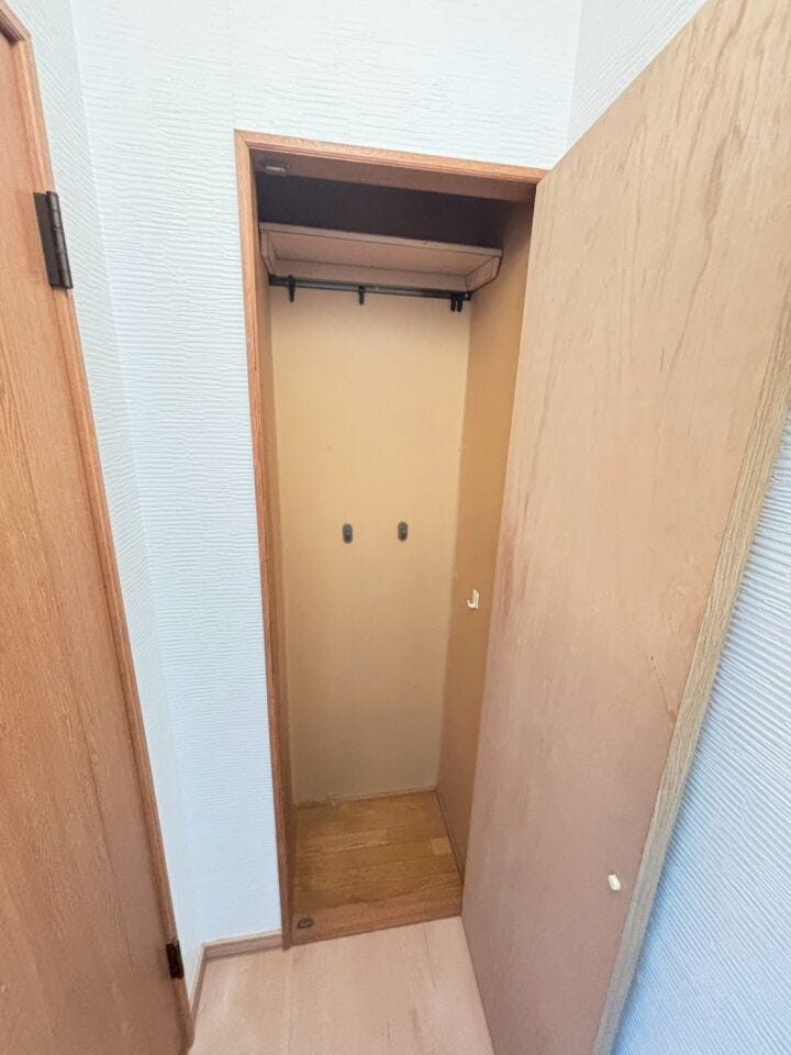 ≪1階・収納≫
トイレ横に収納スペースがあり、掃除用具や日用品のストックなどを収納可能です。