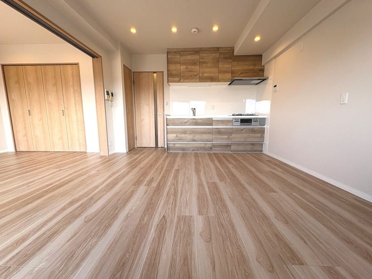 10.5帖のリビング。内装・水回り設備リフォーム済み!快適にお過ごしいただけます。