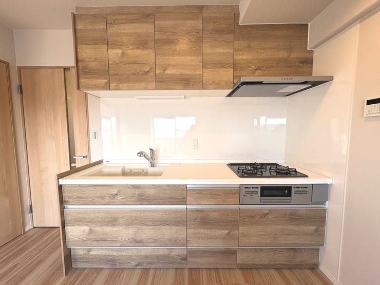 吊戸棚式のシステムキッチンで収納豊富!壁付けキッチンで仕切りが無いので家事導線も楽々!