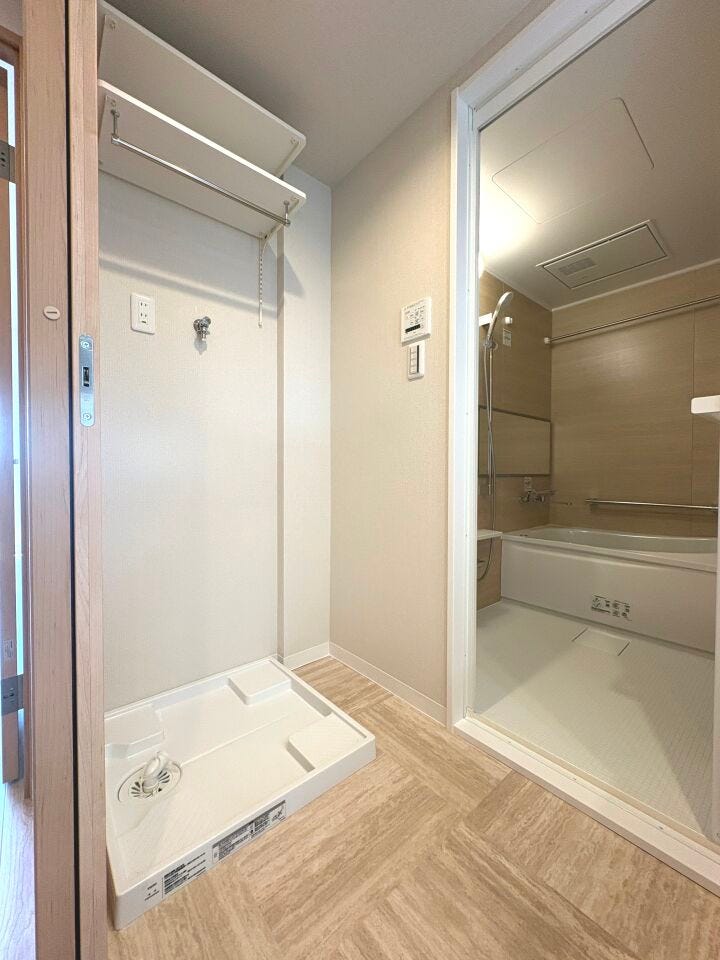 洗濯機置き場上部に収納棚を設置!リネン類の保管に便利ですね。