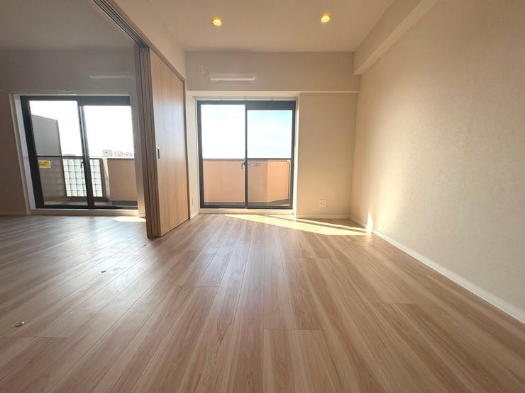 6.5帖の洋室。扉を開放すればリビングと合わせて広々とした空間に♪