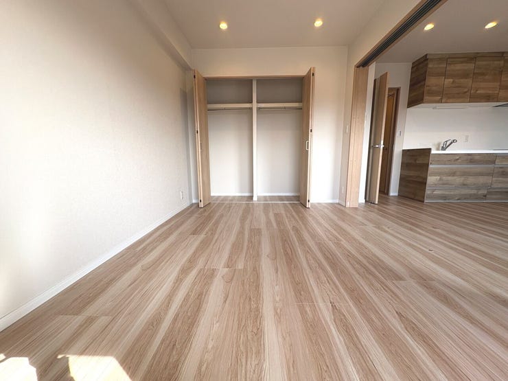 6.5帖の洋室。クローゼットには衣類や荷物を保管できるので、すっきりまとまったお部屋に!