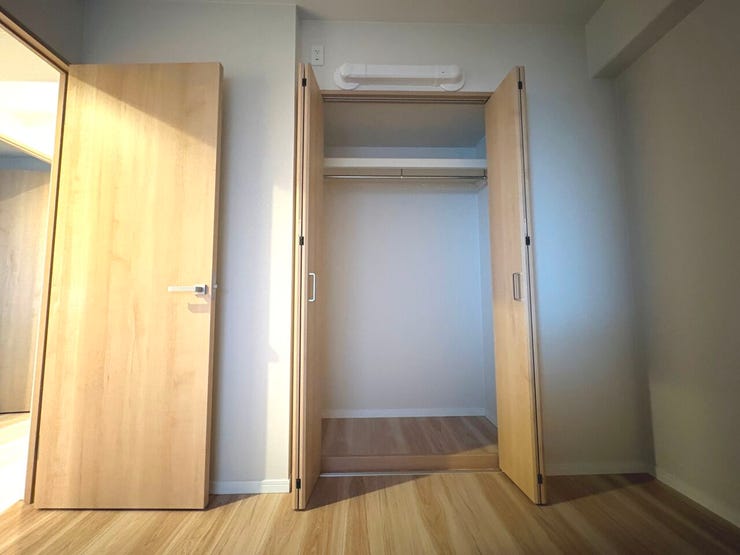 4.4帖の洋室。お洋服を掛けて収納できるクローゼット完備!