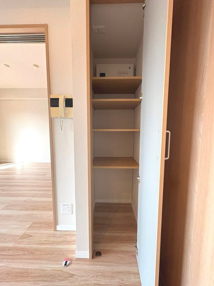 リビングにも収納スペースがございます。可動棚付きで日用品の保管に便利ですね。