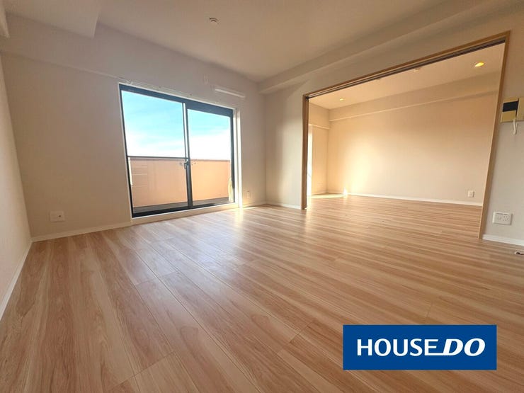 【リビング】
10.5帖のリビング。12階につき陽の光を取り込んだ空間!日中は電気いらずでエコな暮らしに♪