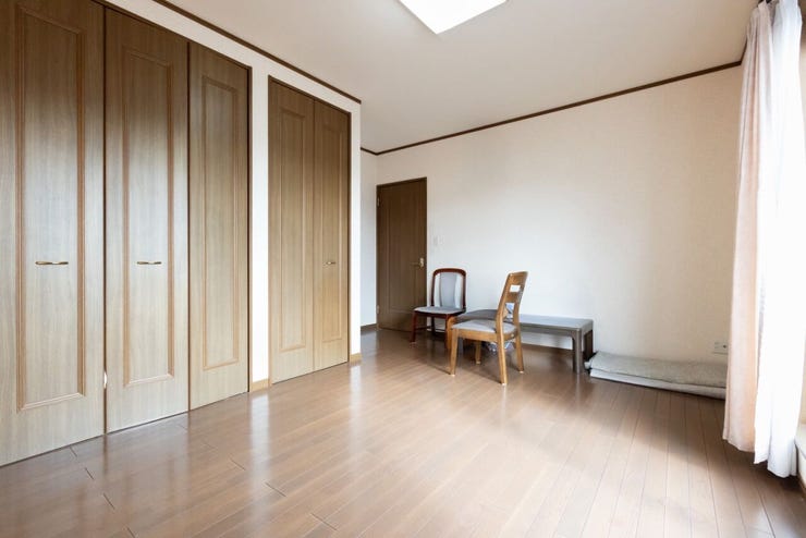 2階の洋室です。広めのクローゼットがあります。