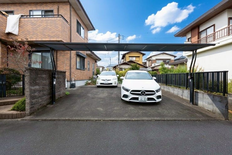 駐車場は3台~車種によっては4台可能です。