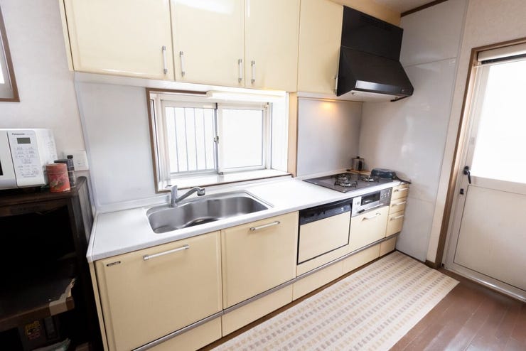 キッチンはシステムキッチンとなっております。
