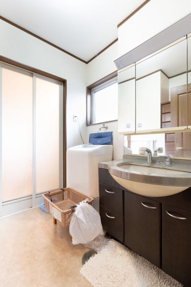 洗面化粧台に収納スペースもあり、広くなっております。