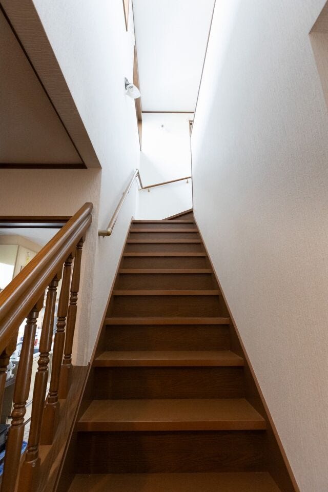 階段も広々としていて荷物が運びやすくなっております。