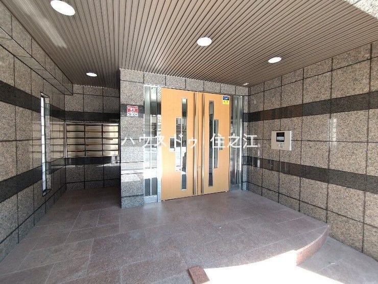 ★お洒落な印象のエントランス。大人の雰囲気を感じますね♪