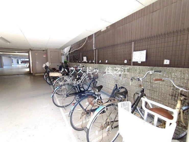 ★屋根付きの駐輪場ですので雨の日も安心。サドルが濡れる事も無いですね!