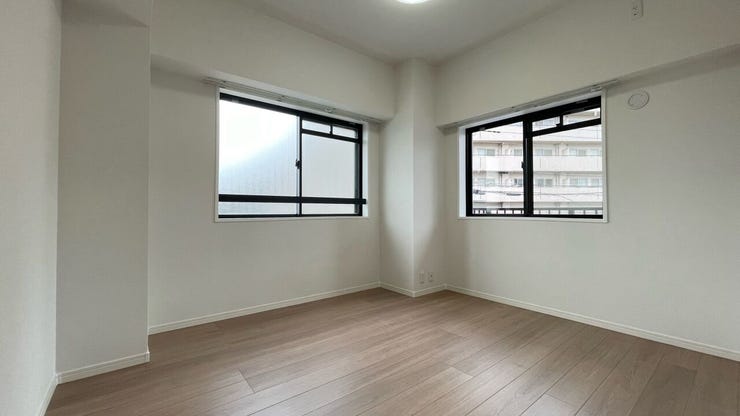 2面採光の明るい居室