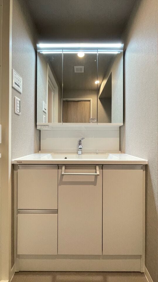 洗面台には三面鏡を採用。身だしなみを整えやすい事はもちろんですが、鏡の後ろに収納スペースを設ける事により、散らかりやすい洗面スペースをすっきりさせる事が出来ます!