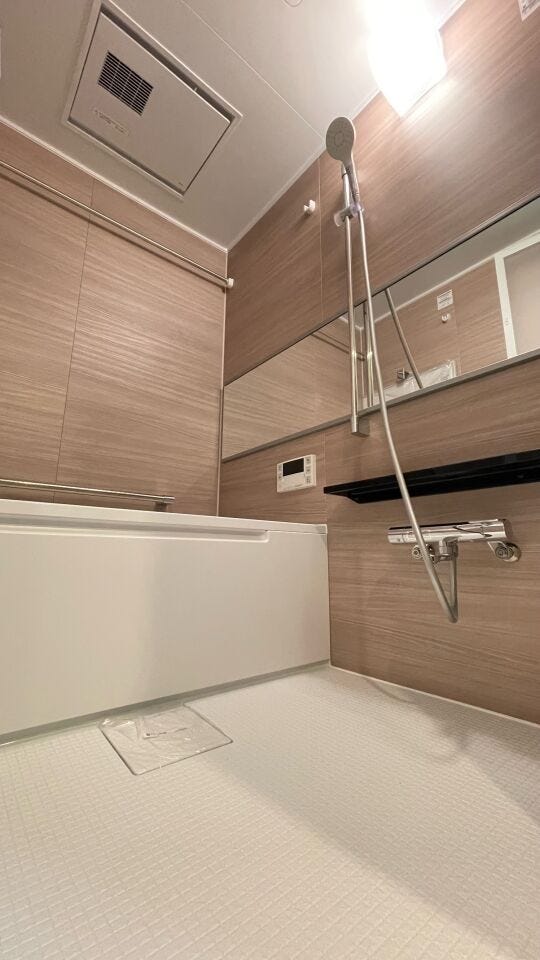 ナチュラルな木目柄のアクセントパネルをあしらったバスルームは、視覚的にも温かさを感じ、よりくつろげるお風呂時間をもたらしてくれます