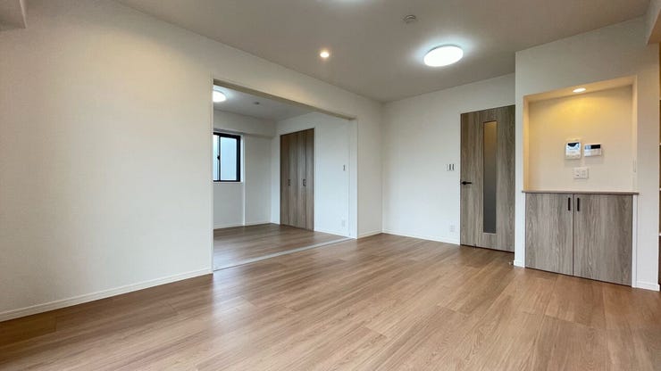 のんびりくつろぐソファや、お食事を楽しむダイニングセットを置いても圧迫感はありません