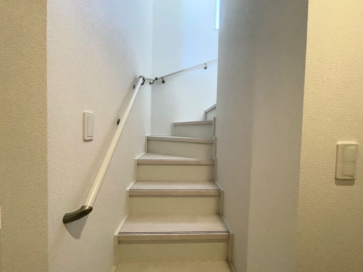 ◇階段◇
手すり付きの階段♪
段差を緩やかに設計していますので、小さなお子様やご年配の方にも安心です♪