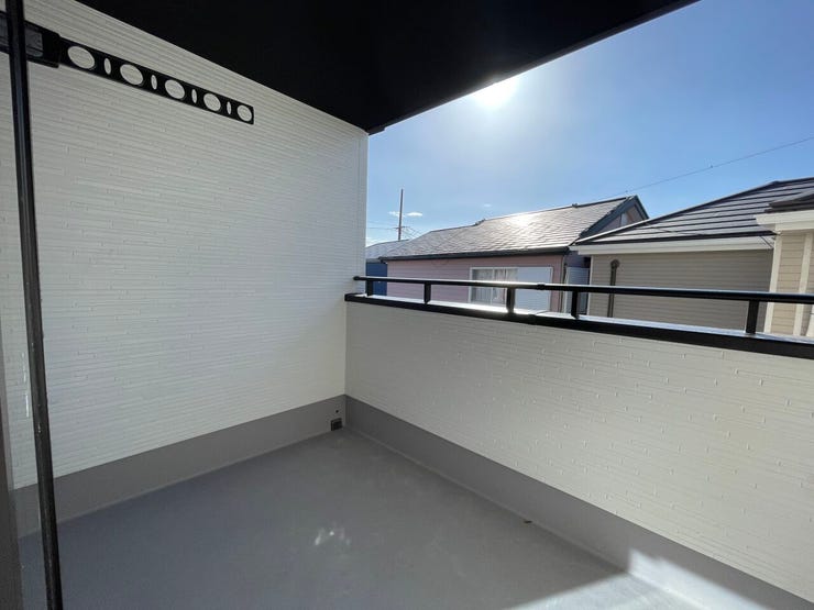 ◇バルコニー◇
南向きバルコニー♪
2面バルコニーがあるので、お洗濯やお布団もたっぷり干せますね♪