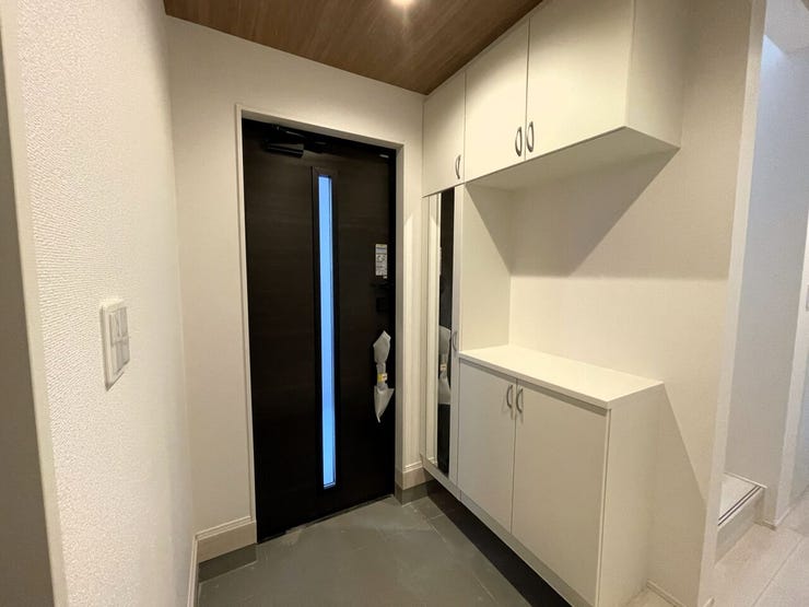 ◇玄関◇
シューズボックス付きの玄関♪
玄関がスッキリとお使いいただけます♪