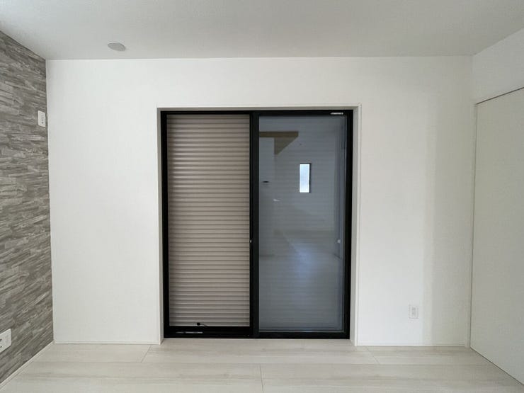 ○シャッター雨戸○
開閉に力が要らないシャッターを採用しています♪
外出時や旅行時の防犯、台風など雨風の強い日にも安心ですね♪