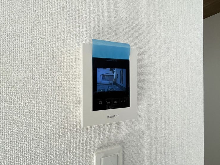 ○カラーモニター付インターホン○
不在時の訪問は自動で録画されます。
訪問者の顔が確認できるのでお子様の留守番にも安心です♪