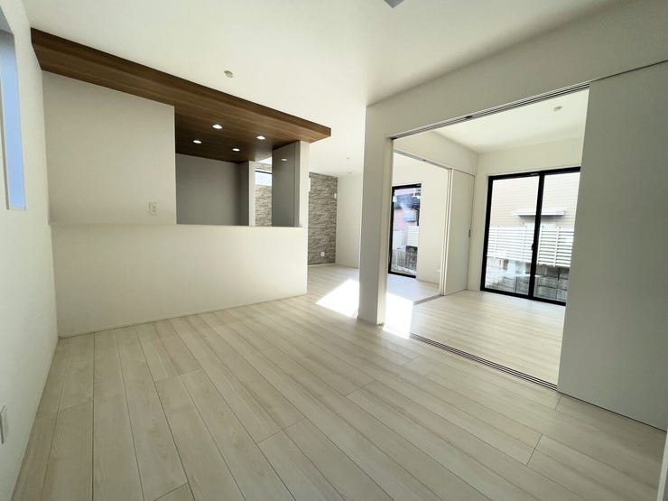 ◇リビング◇
南面を広く取ったリビングは日当たり良好です♪
一家団欒の時間が増えそうですね♪