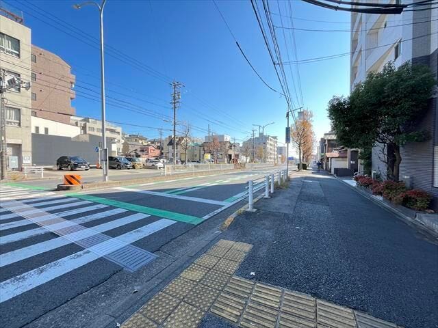 「田辺通6」信号交差点がありますので、歩行者も安心して渡ることができます。