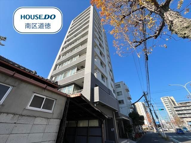 総戸数11戸の小規模なマンションです。住民同士のコミュニケーションがとりやすく、顔見知りが多いため、防犯効果や地域コミュニティの形成に繋がります。