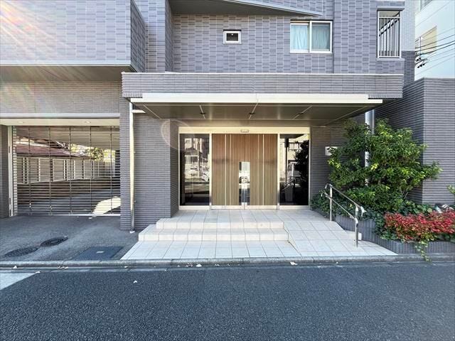 マンション北側エントランスです。マンションの正面玄関であり、住人の安全とプライバシーを守る共用部です。