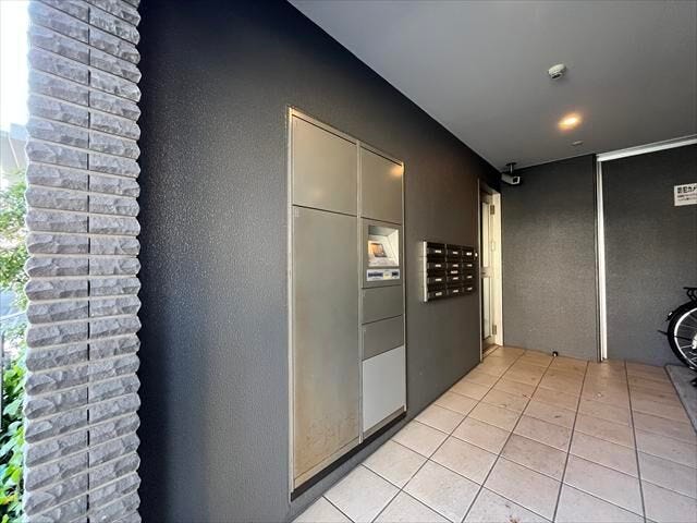 宅配ボックスが設置されています。在宅時・不在時に関わらず、居住者の代わりに非対面で宅配荷物を受け取ってくれる便利な設備です。