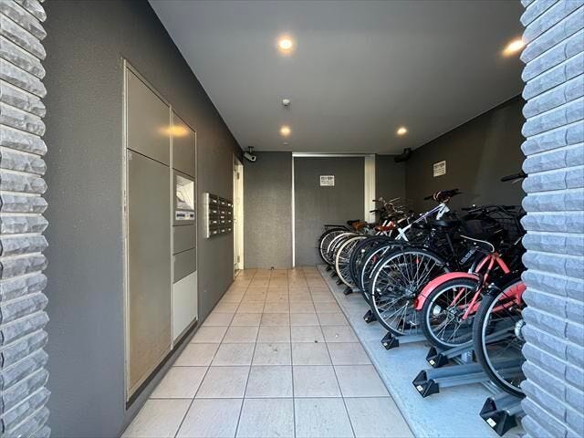 駐輪ラックが付いていますので、効率的に自転車を収納し、駐輪場をきれいに整頓してくれます。