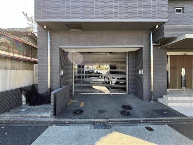 駐車場の出入口はゲートが設置されていますので、無断駐車や不審者の侵入を防ぎ、車両のセキュリティを高めます。