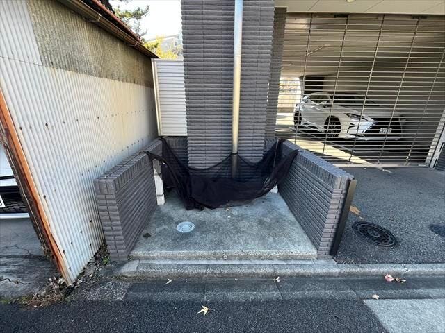 駐車場出入口の横にゴミ置き場があります。