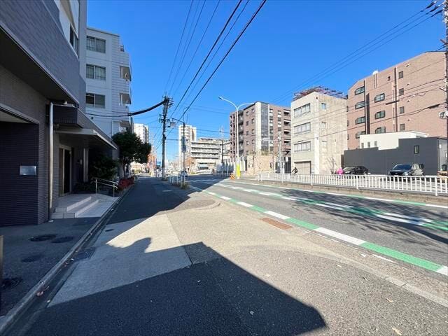 マンション北側前面道路です。関田名古屋線にあたります。