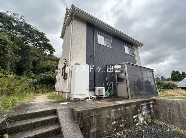 黒と白のお洒落な外観のお家です。