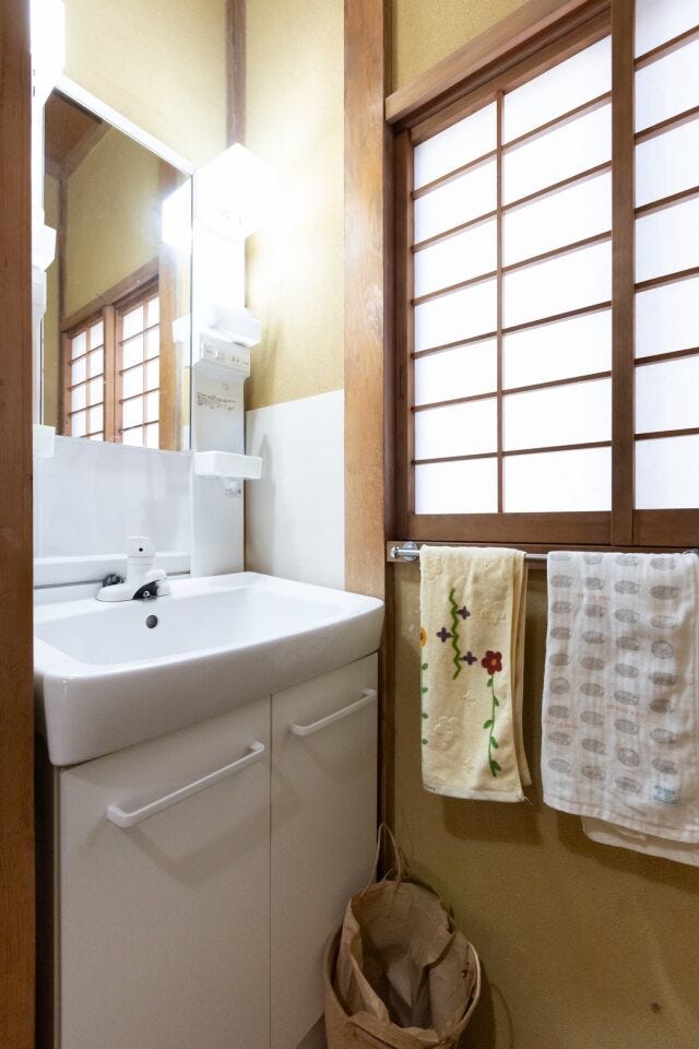 洗面化粧台は新しく交換しました。