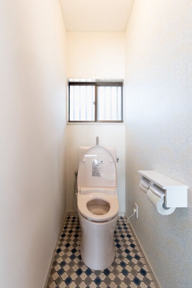 便座は新しく交換しました。床とクロスも張り替えました。