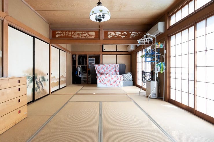 1階の和室、畳を交換しました。2間続きとなっております。