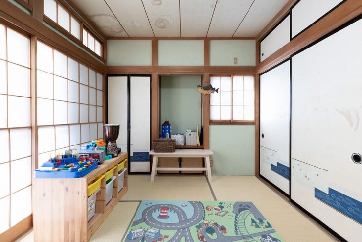 2階和室、畳を交換しました。過去に雨漏りがありましたが修理済みです。