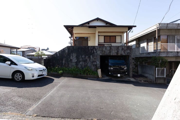 前面道路はすれ違い可能な広さです。