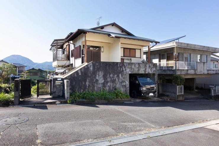 駐車場はガレージに1台、外に1台です。