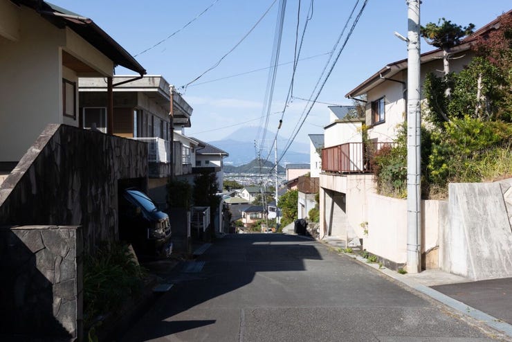 前面道路からは富士山が見えます。