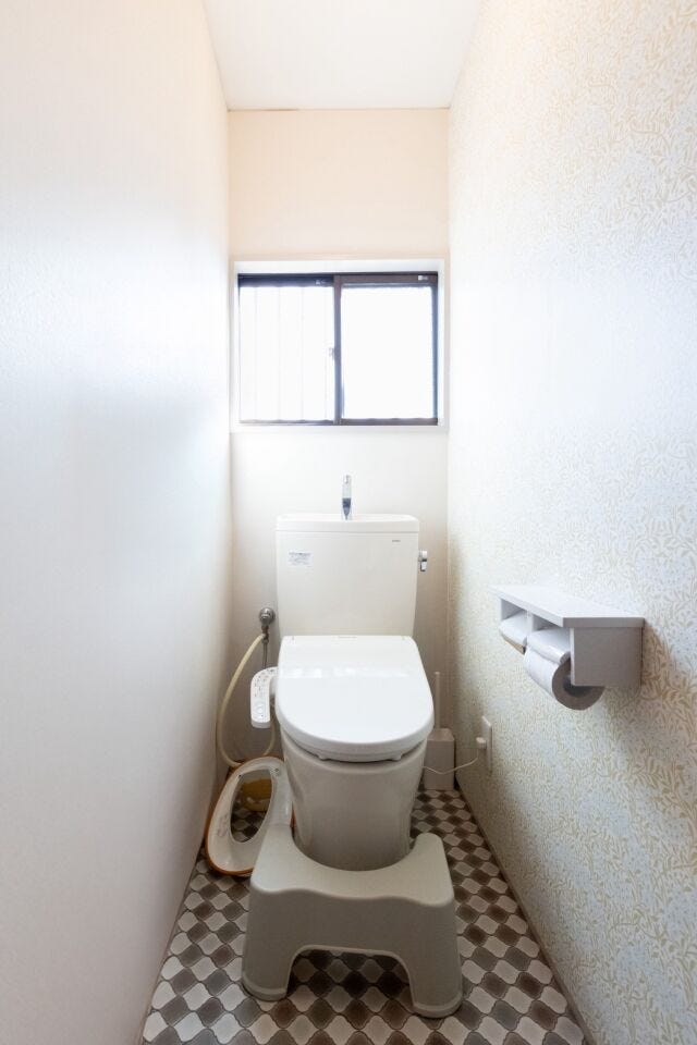 便座は新しく交換しました。床とクロスも張り替えました。