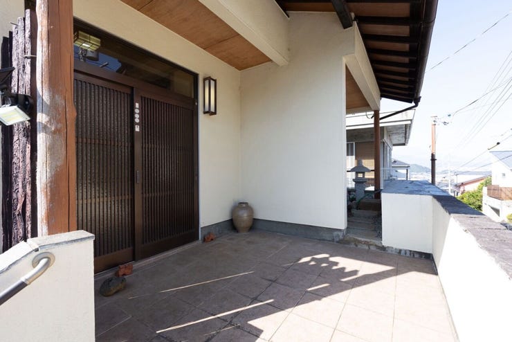 玄関前も広いスペースがあります。