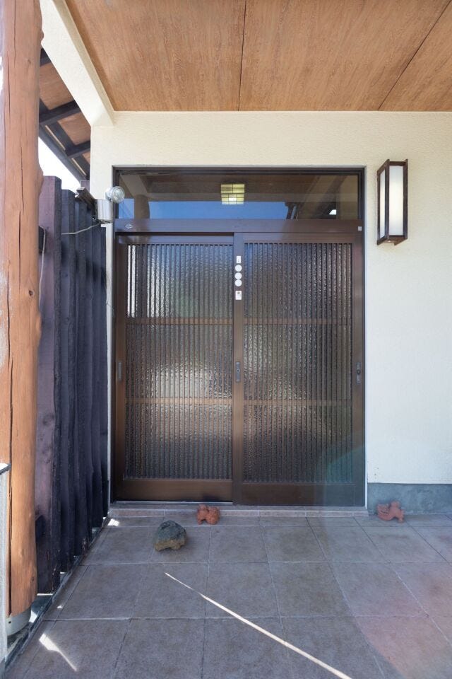 玄関は引き違い扉です。