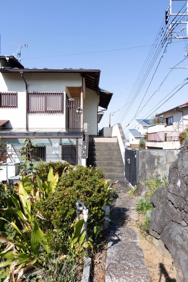 もう1つの駐車場から見た画像です。左側がお庭になります。